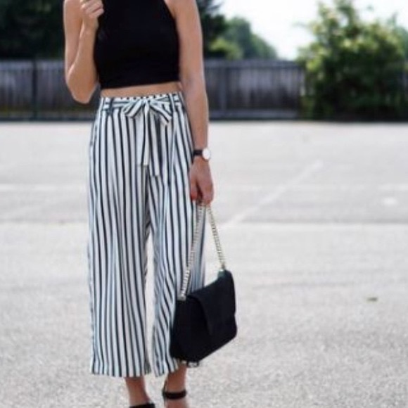Zara Pants - ZARA LARGE BLACK AND WHITE CROPPED FLOWY PANTS